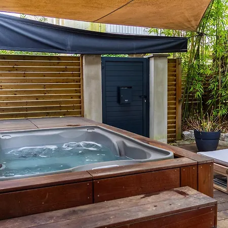 En Centre Jacuzzi & Parking *